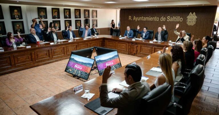 Funcionarios votando en sesión de Cabildo en Saltillo.