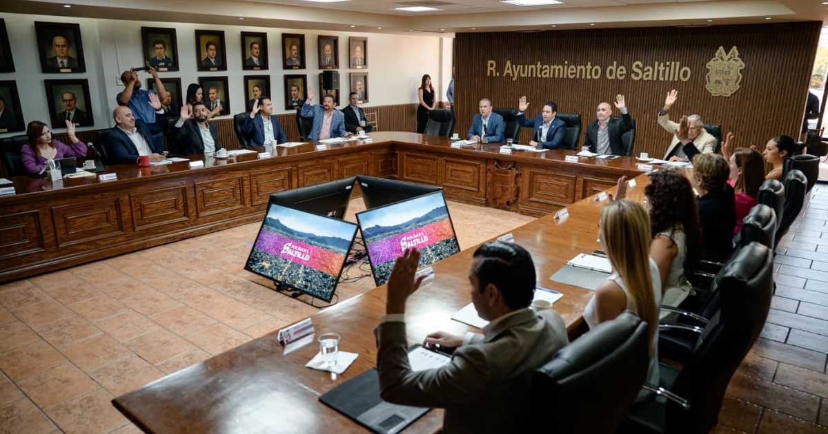 Funcionarios votando en sesión de Cabildo en Saltillo.