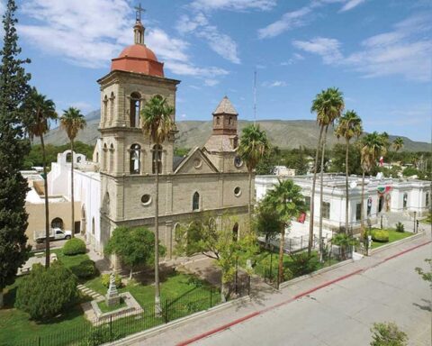 Iglesia principal en el centro de Cuatro Ciénegas, pueblo mágico de Coahuila.