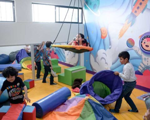 Niños en las instalaciones del Centro Municipal de Autismo en Saltillo.