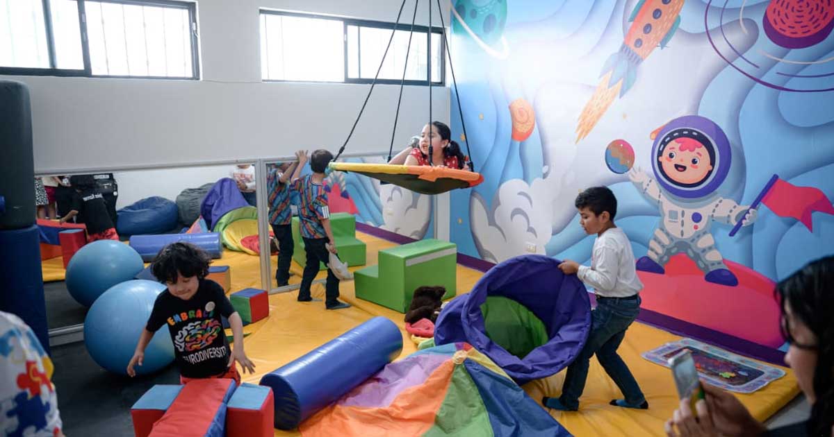 Niños en las instalaciones del Centro Municipal de Autismo en Saltillo.