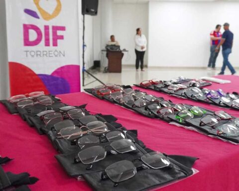 Lentes entregados por el DIF Torreón.