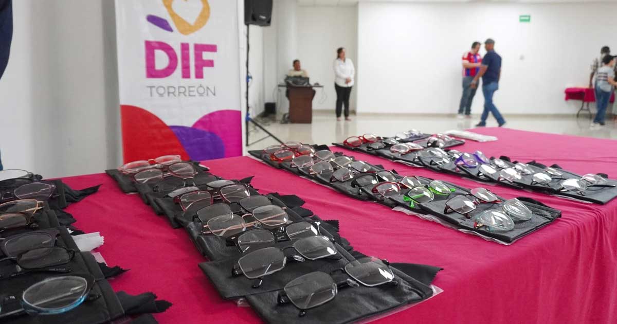 Lentes entregados por el DIF Torreón.