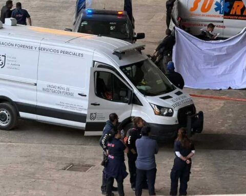 Ambulancia y elementos de seguridad afuera del Estadio Banorte en CDMX.