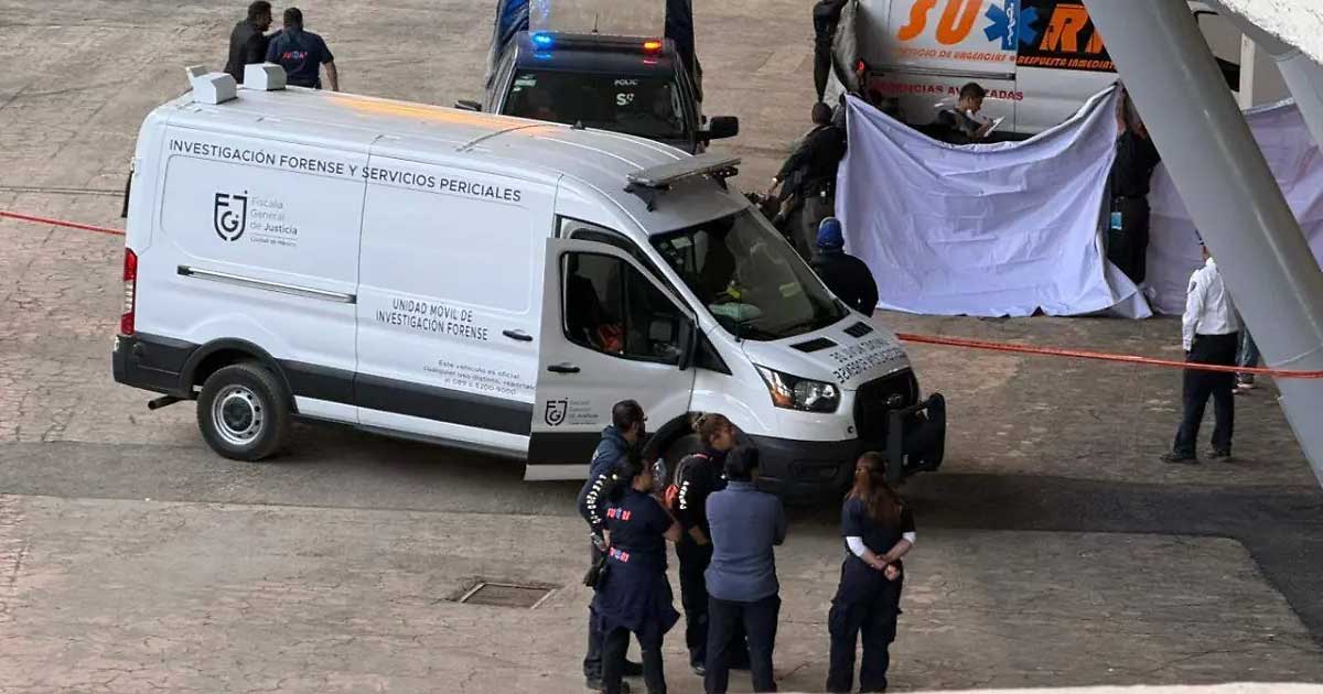 Ambulancia y elementos de seguridad afuera del Estadio Banorte en CDMX.