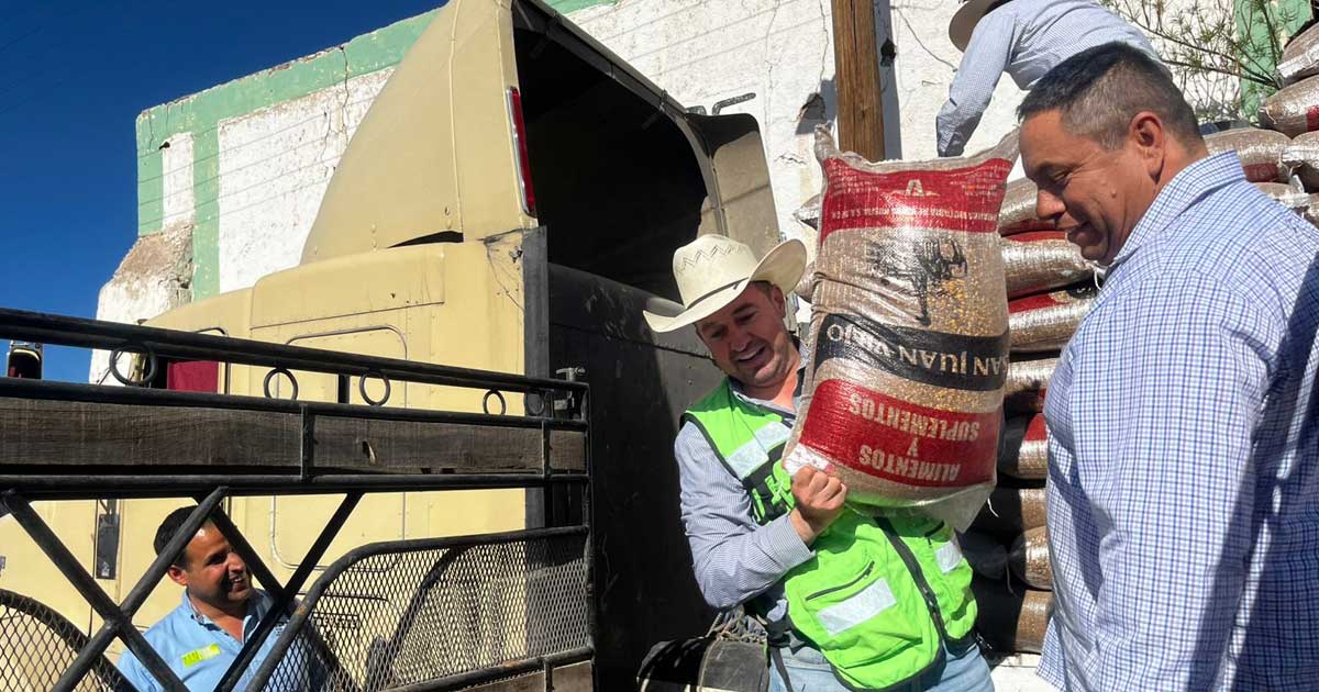 Entrega de apoyo ganadero en ejido de Saltillo.