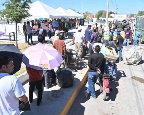 Personas llevando sus cacharros en Monclova.