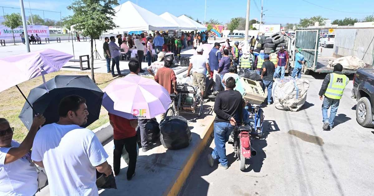 Personas llevando sus cacharros en Monclova.