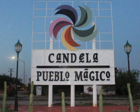 Letrero del Pueblo Mágico de Candela en Coahuila.