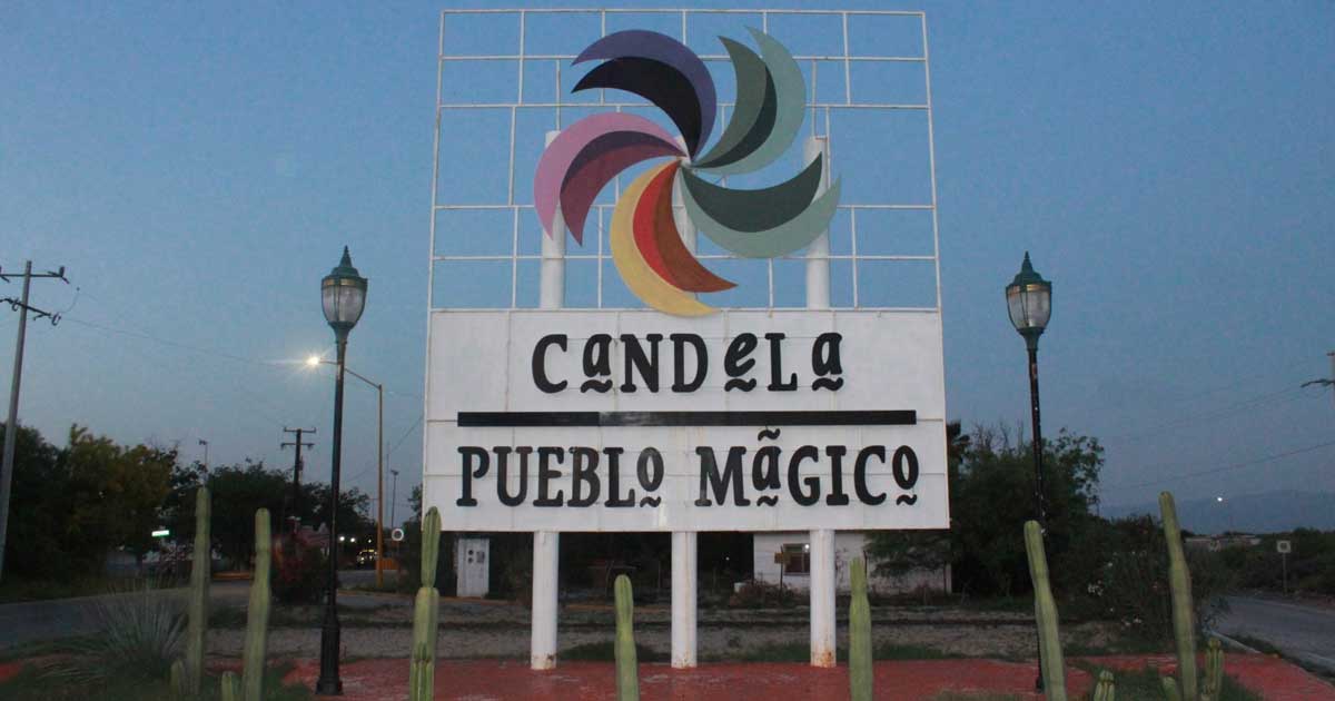 Letrero del Pueblo Mágico de Candela en Coahuila.