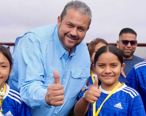 Alcalde y niñas jugadoras de Liga Municipal Infantil y Juvenil de Futbol en Ramos Arizpe.