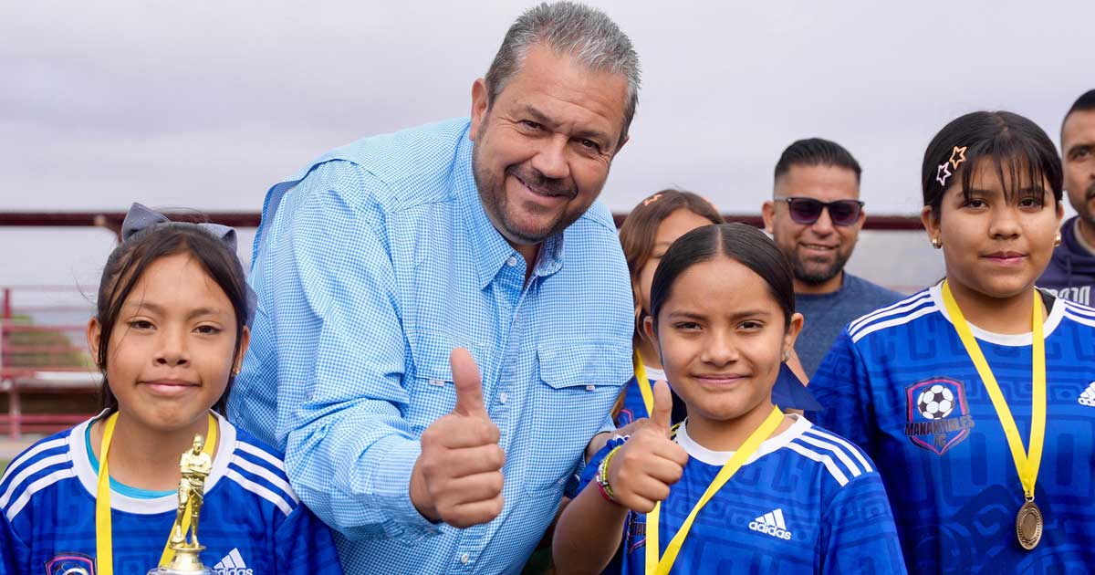 Alcalde y niñas jugadoras de Liga Municipal Infantil y Juvenil de Futbol en Ramos Arizpe.