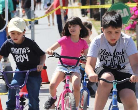 Niños en bicicleta en el Paseo Colón.