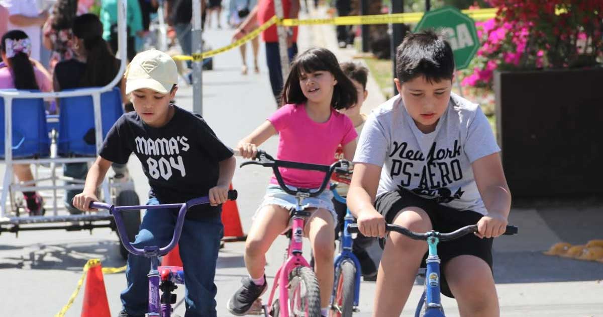 Niños en bicicleta en el Paseo Colón.