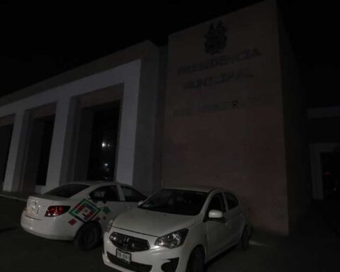 Fachada de la presidencia municipal de Saltillo en la oscuridad.