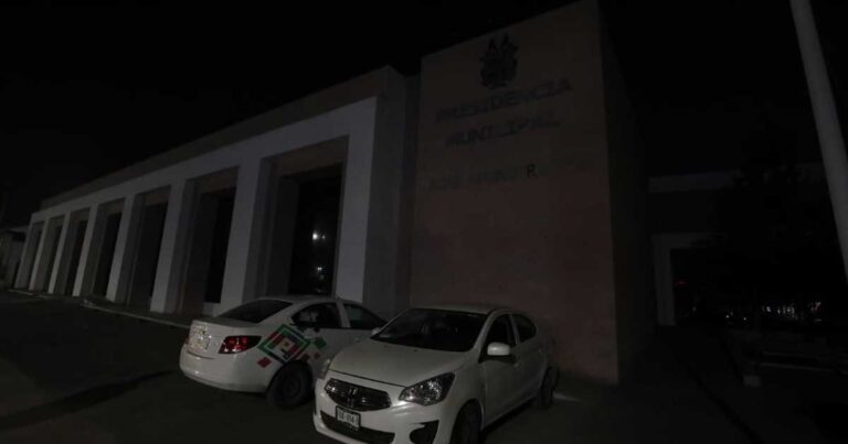 Fachada de la presidencia municipal de Saltillo en la oscuridad.