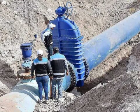 Trabajadores en la tubería de SIMAS Torreón.