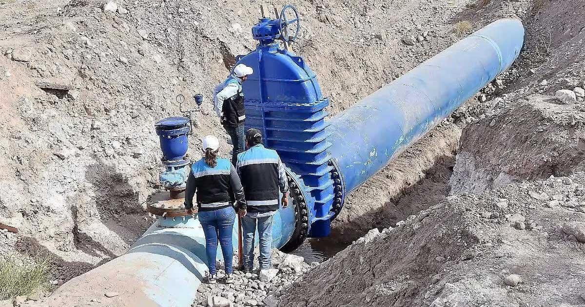 Trabajadores en la tubería de SIMAS Torreón.