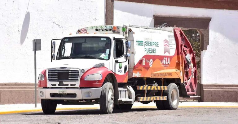 Camión recolector de basura de la empresa PASA.