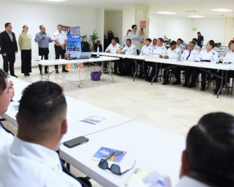 Elementos de Tránsito y Vialidad durante una capacitación en Torreón.