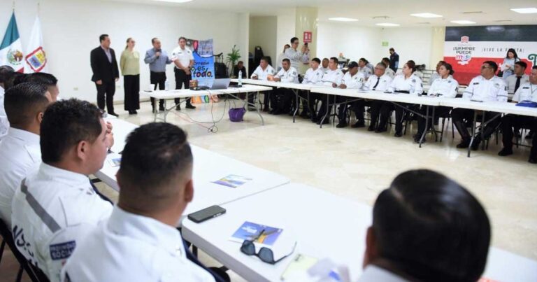 Elementos de Tránsito y Vialidad durante una capacitación en Torreón.
