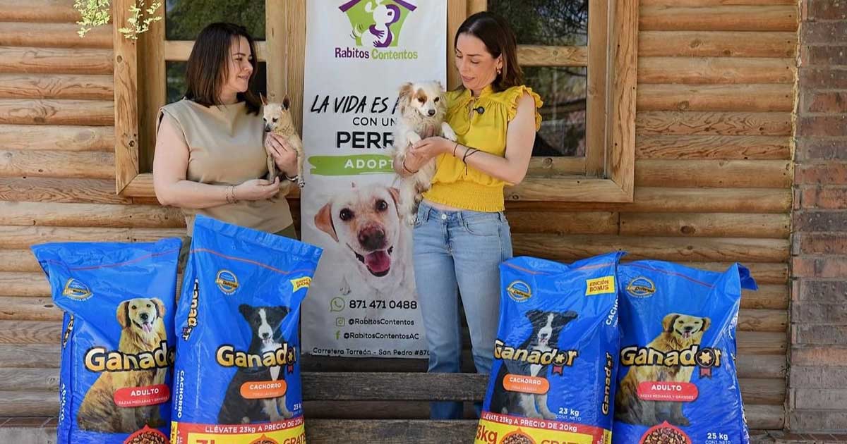 Verónica Martínez, presidenta del PRI en Torreón, sosteniendo un perro y rodeada de costales de croquetas.