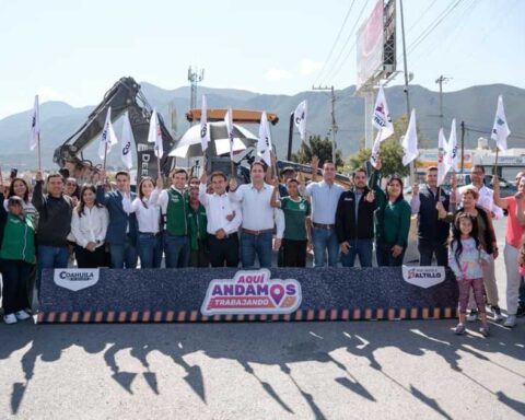 Alcalde de Saltillo Javier Díaz dando el banderazo de obra junto con vecinos y funcionarios.