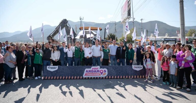 Alcalde de Saltillo Javier Díaz dando el banderazo de obra junto con vecinos y funcionarios.