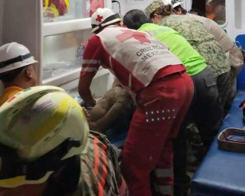 Paramédicos atendiendo al minero rescatado en Sinaloa.