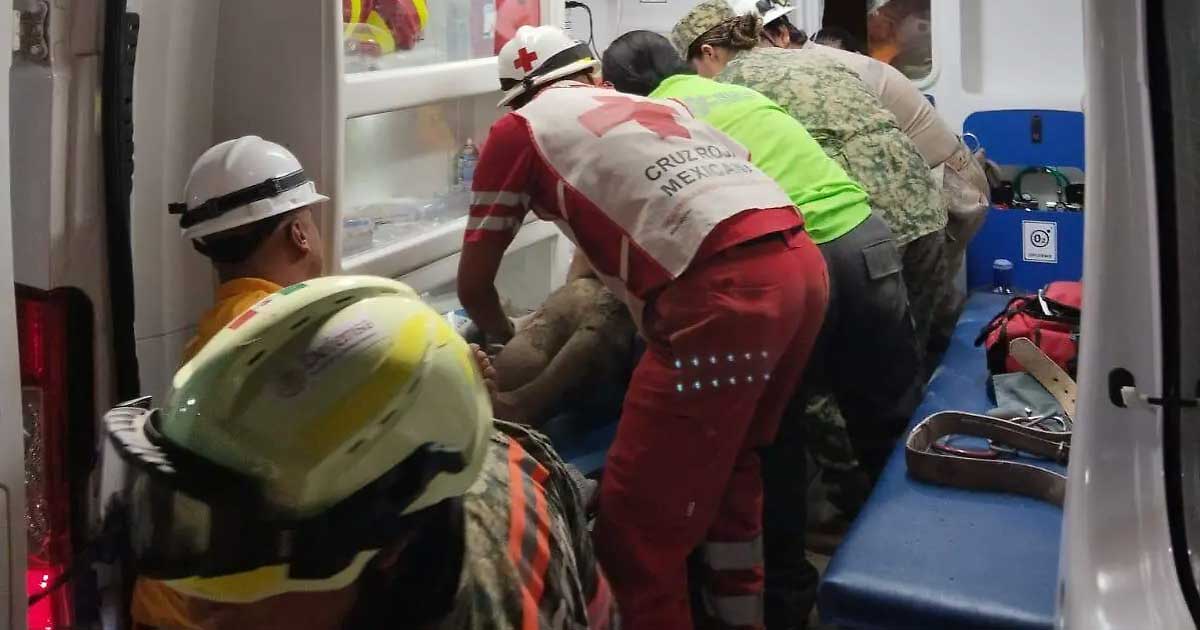 Paramédicos atendiendo al minero rescatado en Sinaloa.