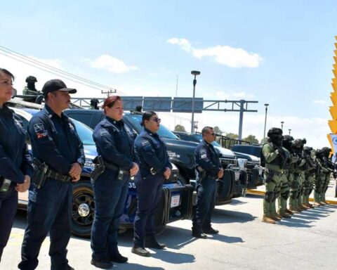 Elementos en fila delante de sus patrullas con la Puerta Amarilla de Torreón en el fondo.