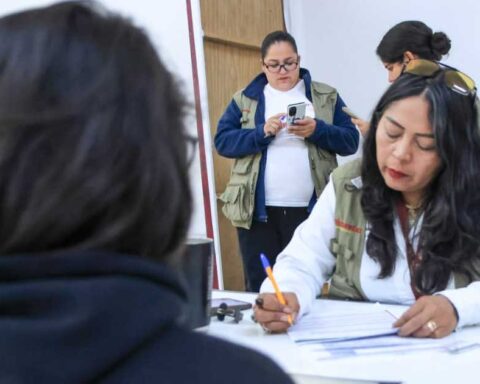 Trabajadora incorporando a una persona a la Pensión Bienestar.