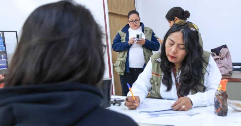 Trabajadora incorporando a una persona a la Pensión Bienestar.