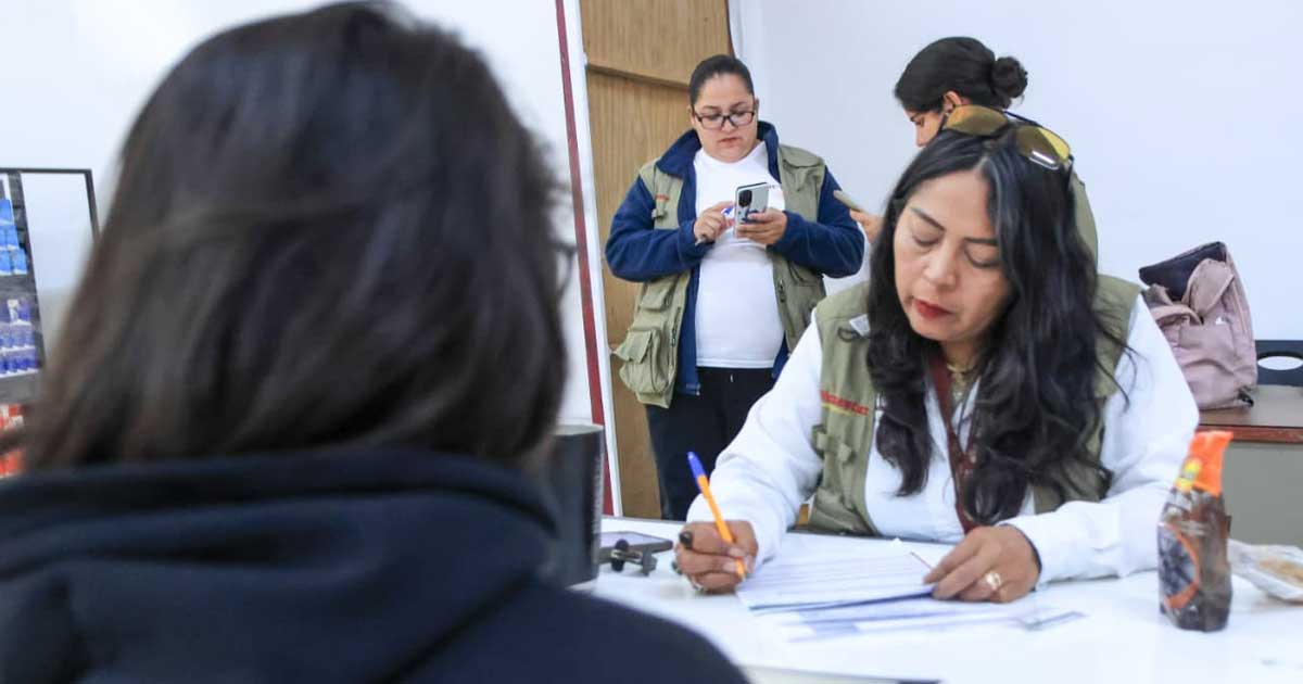 Trabajadora incorporando a una persona a la Pensión Bienestar.