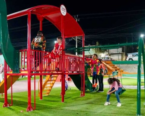 Niños jugando en plaza pública de Ramos Arizpe.