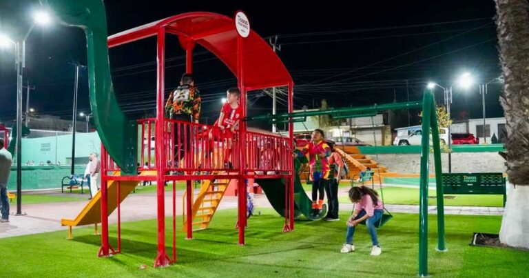 Niños jugando en plaza pública de Ramos Arizpe.