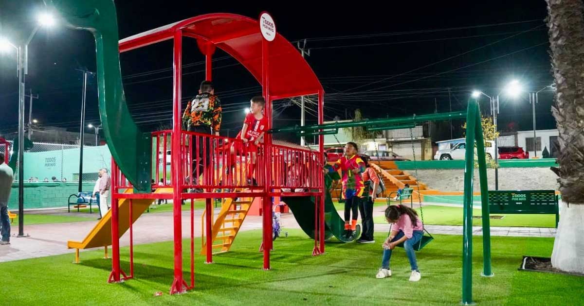 Niños jugando en plaza pública de Ramos Arizpe.