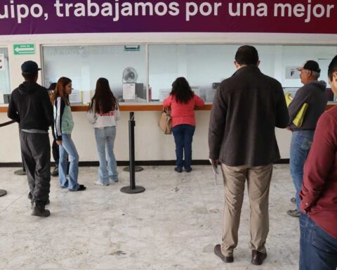 Filas de contribuyentes para pagar el predial en Saltillo.
