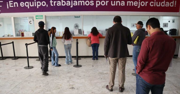 Filas de contribuyentes para pagar el predial en Saltillo.