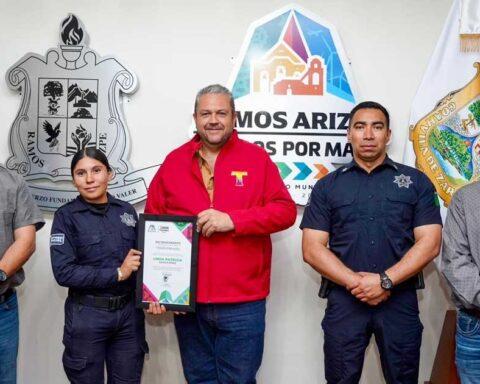 Alcalde de Ramos Arizpe entregando reconocimiento a policías municipales.