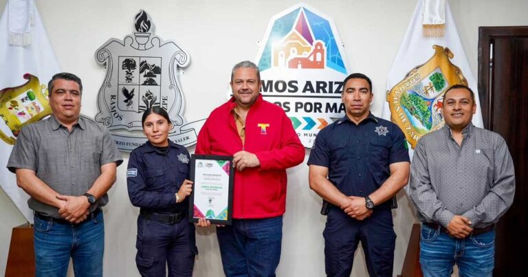 Alcalde de Ramos Arizpe entregando reconocimiento a policías municipales.