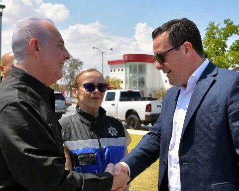Alcalde de Torreón Román Cepeda estrechando la mano del fiscal general de Coahuila Federico Fernández.