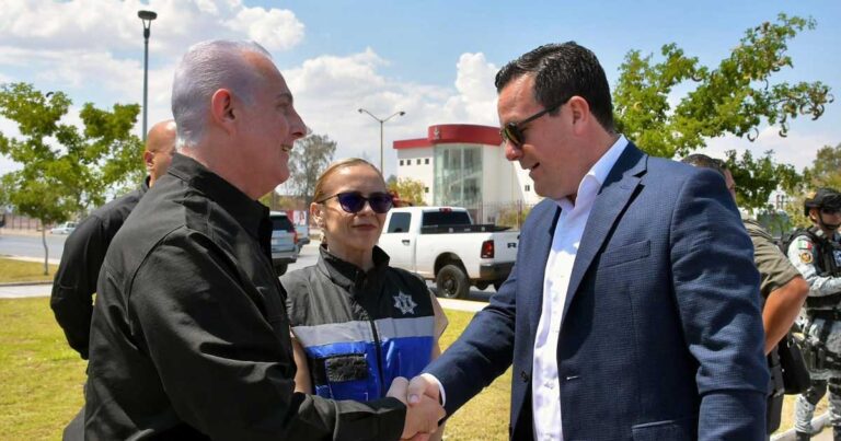 Alcalde de Torreón Román Cepeda estrechando la mano del fiscal general de Coahuila Federico Fernández.