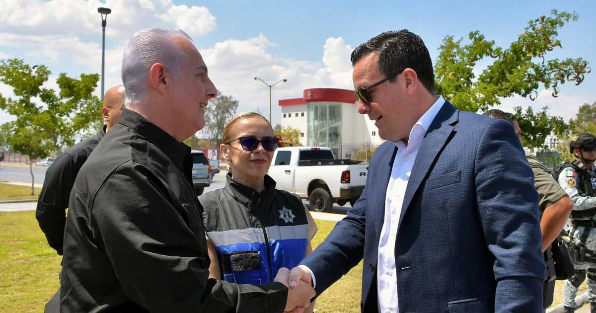Alcalde de Torreón Román Cepeda estrechando la mano del fiscal general de Coahuila Federico Fernández.