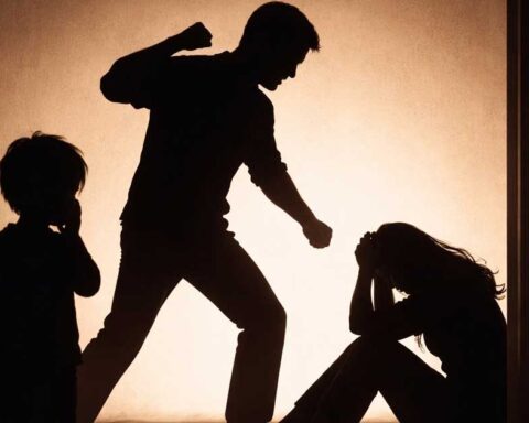Siluetas de un hombre ejerciendo violencia familiar contra una mujer y un niño observando.