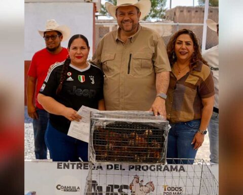 Alcalde de Ramos Arizpe entregando aves de traspatio a familias de ejido.