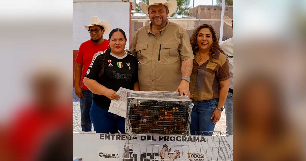Alcalde de Ramos Arizpe entregando aves de traspatio a familias de ejido.