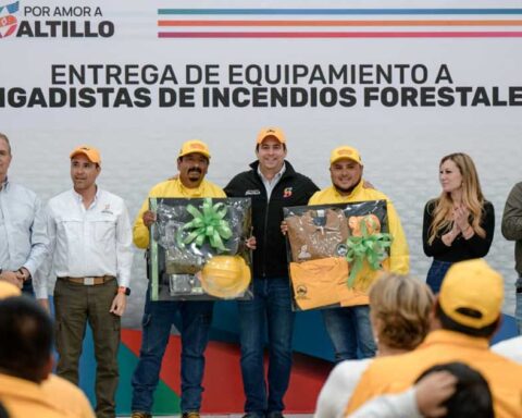 Alcalde Javier Díaz entregando equipo a dos brigadistas de incendios forestales en Saltillo.