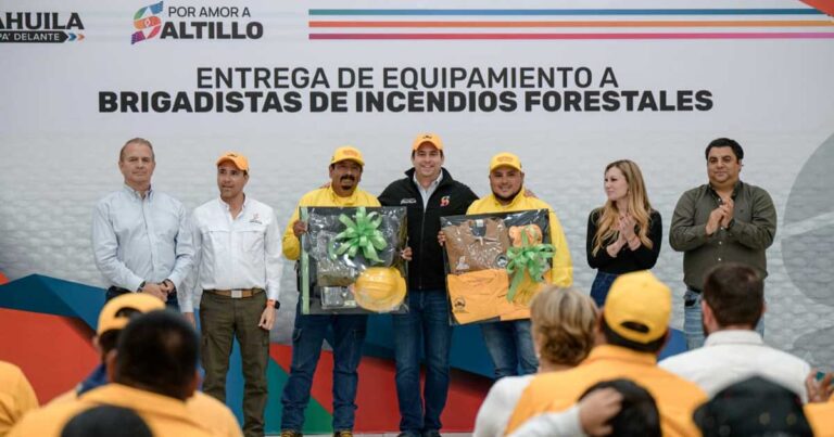 Alcalde Javier Díaz entregando equipo a dos brigadistas de incendios forestales en Saltillo.