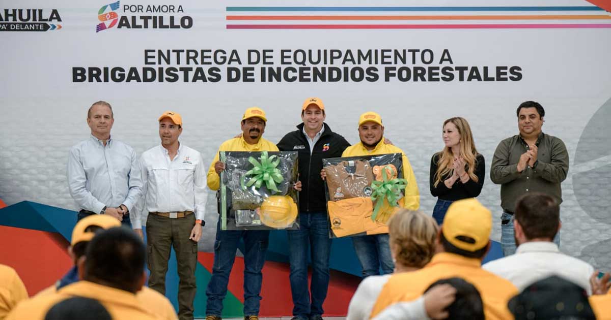 Alcalde Javier Díaz entregando equipo a dos brigadistas de incendios forestales en Saltillo.